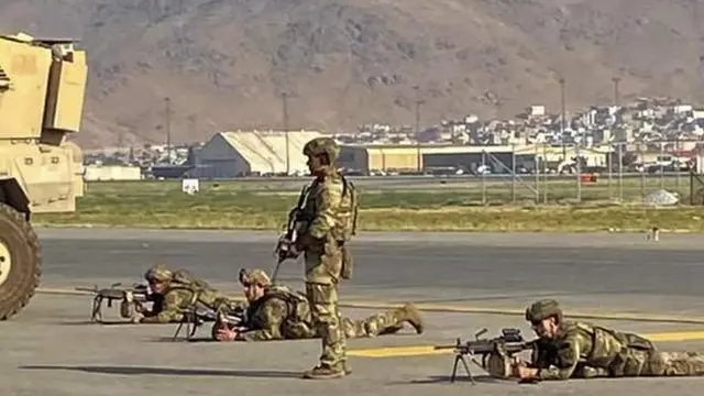 Кобул аэропортини қўриқлаётган АҚШ ҳарбийлари