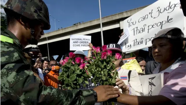 ประชาชนมอบดอกไม้ให้กำลังใจทหารบริเวณหน้าสโมสรกองทัพบก ถ.วิภาวดี สถานที่ที่ พล.อ.ประยุทธ์ จันทร์โอชา ประกาศยึดอำนาจเมื่อวันที่ 22 พ.ค. 2557