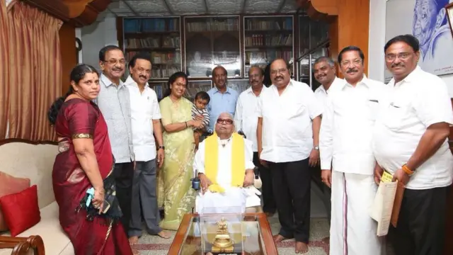 தி.மு.கவின் உறுப்பினர் தகுதியை மீண்டும் புதுப்பித்துக்கொண்டார் கருணாநிதி