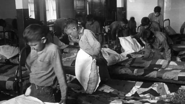 أطفال من السكان الأصليين في مدرسة داخلية في كندا عام 1950