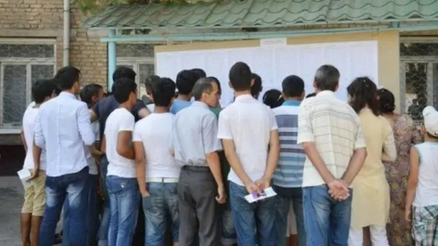 Абитуриентлар кириш имтиҳони натижасини текширишмоқда.