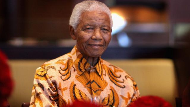 Nelson Mandela sourit lors d'un déjeuner au profit de la Mandela Children "s Foundation le 3 avril 2009 au Cap, en Afrique du Sud