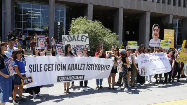 Mahkeme önündeki kalabalık