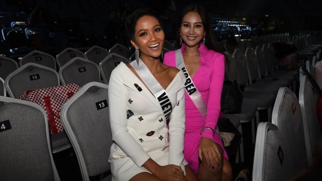 H'Hen Niê cùng Hoa hậu Hàn Quốc Ji Hyun Beak, người bạn ở cùng phòng với cô tại cuộc thi Miss Universe ở Bangkok, Thái Lan.