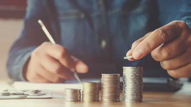 Un hombre contando monedas