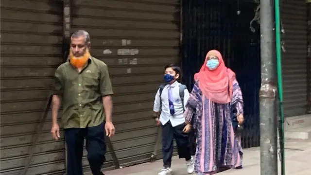 অনেক স্কুলে অভিভাবকদের ভেতরে প্রবেশ করতে দেয়া হয়নি স্বাস্থ্যবিধির অংশ হিসেবে।