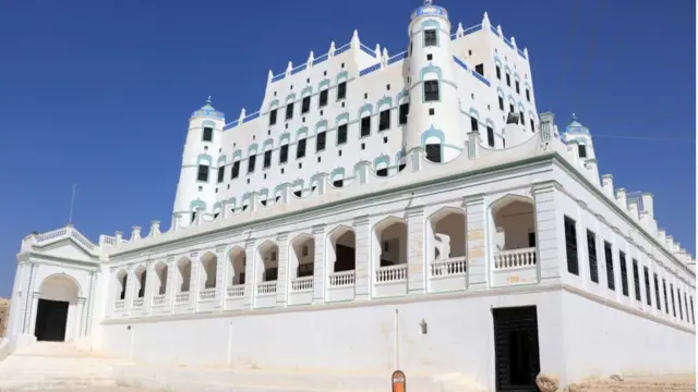 Pandangan menunjukkan Istana Seiyun Yaman, salah satu struktur bata lumpur terbesar di dunia, pada 15 Oktober 2020 di kota Seiyun di provinsi Hadramawt tengah.