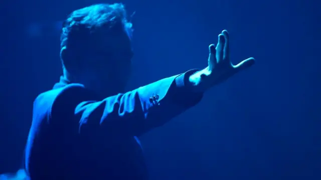 Основатель и вокалист группы The Smiths Моррисси во время выступления в 2004 году