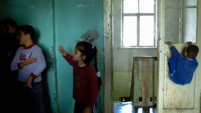 Uşaqlar oyun oynayır. Valideynlər deyir ki, məktəbə yaşayış yerindən arayış verəndə orada hamam yazıldığına görə uşaqlar utanırlar