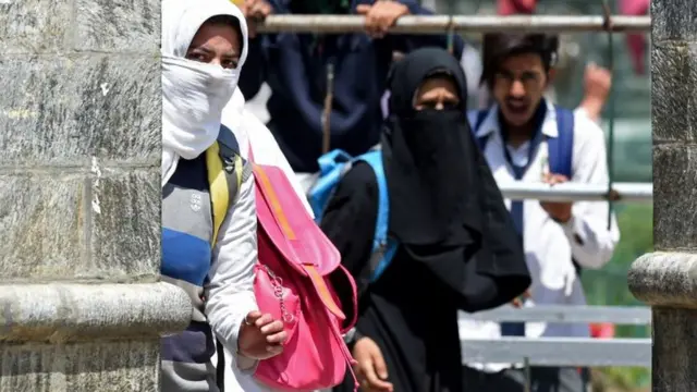 कश्मीर छात्राएं