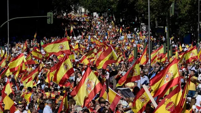 மெட்ரிட் சாலைகளில் குவிந்துள்ள மக்கள்