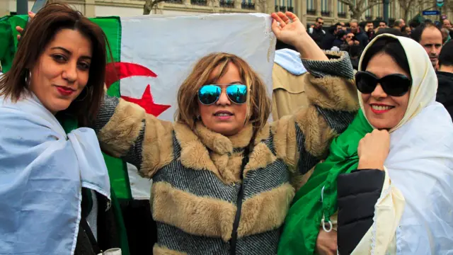 Seulement, beaucoup d'Algériens sont persuadés que le chef de l'État, octogénaire à la santé fragile, n'est qu'une façade utilisée par un groupe d'hommes d'affaires, de politiciens et de militaires considérés par certains observateurs comme les dirigeants réels du pays.