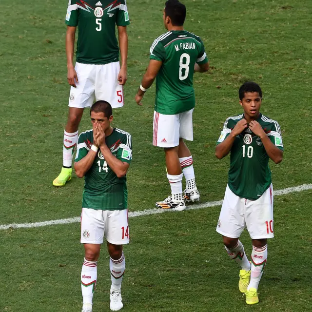 Javier "Chicharito" Hernández junto a varios jugadores de México