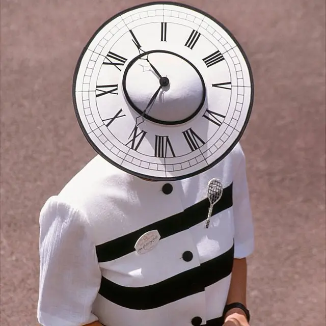 Sombrero con cara de reloj si se ve por arriba