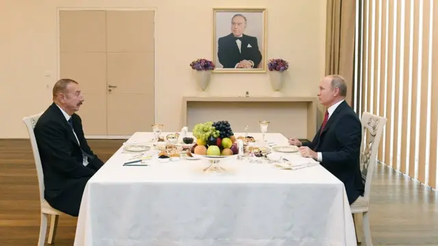 Putin və Əliyev çay süfrəsi arxasında