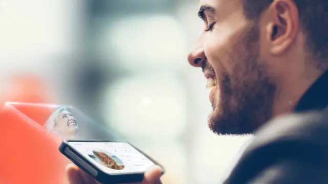 Un homme utilisant le futur produit RYZ d'Ikin