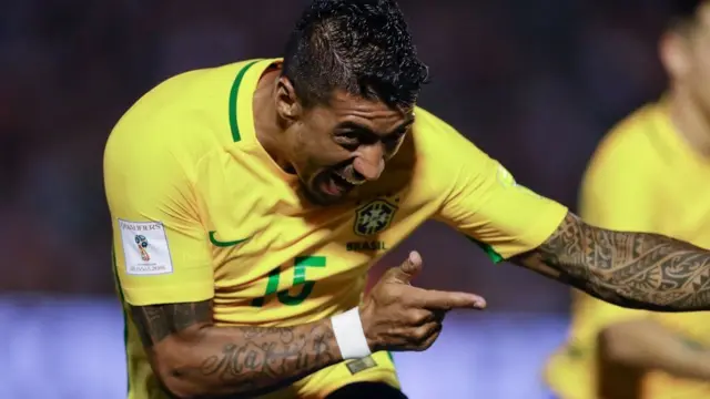Paulinho celebrando un gol.