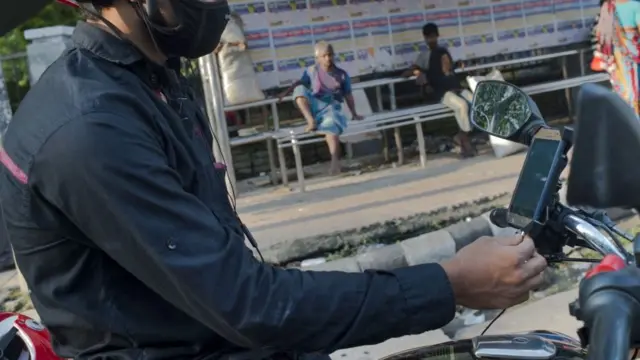 রাইড শেয়ারিং অ্যাপ তরুণদের জন্য অর্থ আয়ের উৎস্য হয়ে উঠেছে।