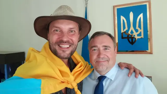 Артемій Сурін і представник посольства України в посольстві