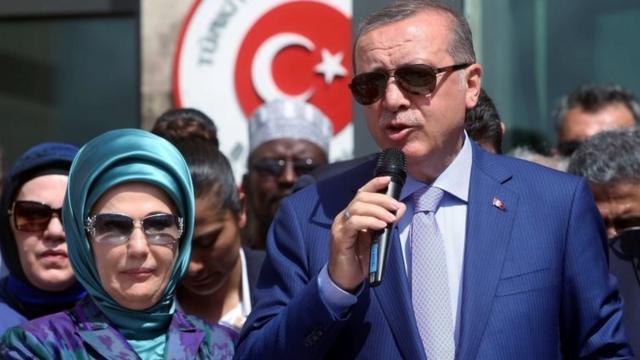 Turkish President Tayyip Erdogan flanked by his wife Emine Erdogan (03 June 2016)