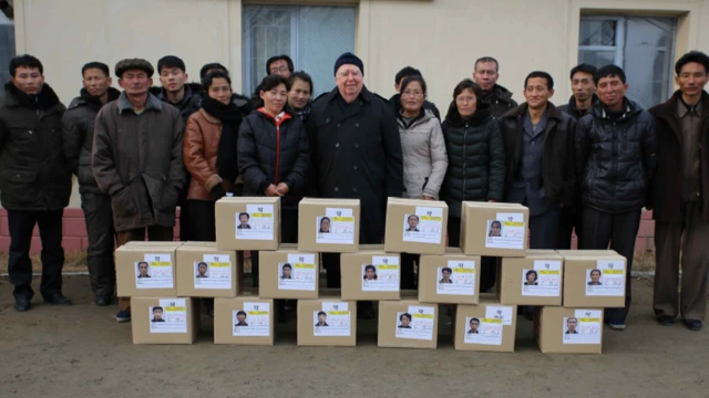 북한을 방문한 제리 해먼드 신부가 다제내성 결핵 환자를 위한 구호물품을 나눠주고 있다.