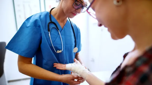 Как только вы поняли, что сломали руку, немедленно обратитесь к врачу