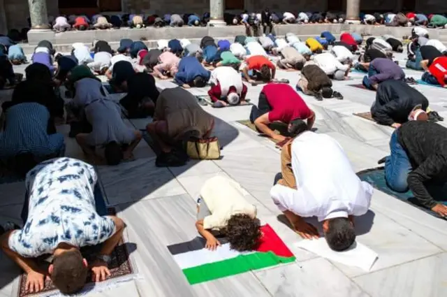 Salat untuk Palestina di Istanbul, Turki.
