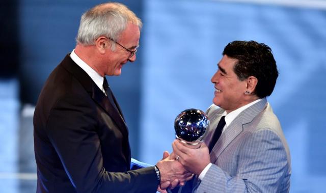 Ranieri recibe el premio de Maradona