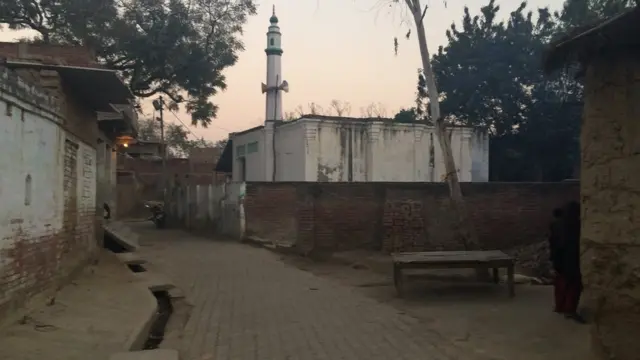 महोना पश्चिम गांव की तस्वीर