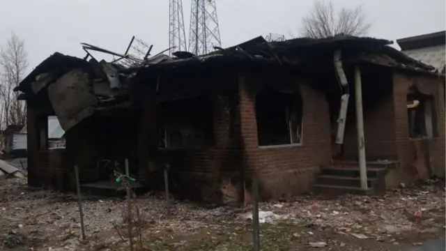 மோதலில் சிதைந்த மீரின் வீடு