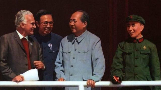 1970年10月1日，毛泽东与斯诺在天安门城楼。同时在场的还有林彪。
