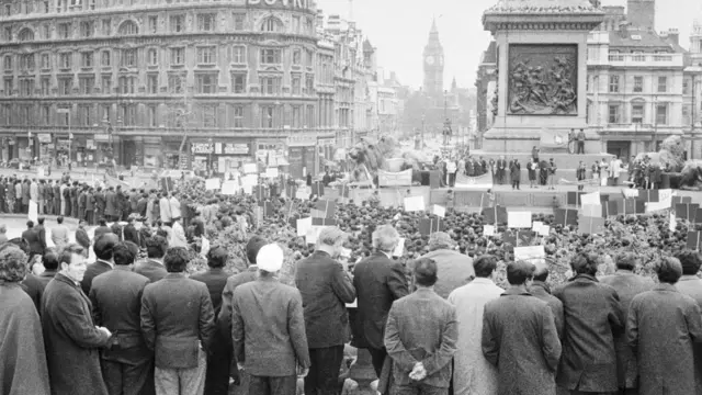 ১৯৭১ সালে লন্ডনের ট্রাফালগার স্কয়ারে স্বাধীন বাংলাদেশের দাবিতে প্রবাসী বাঙালিদের সমাবেশ