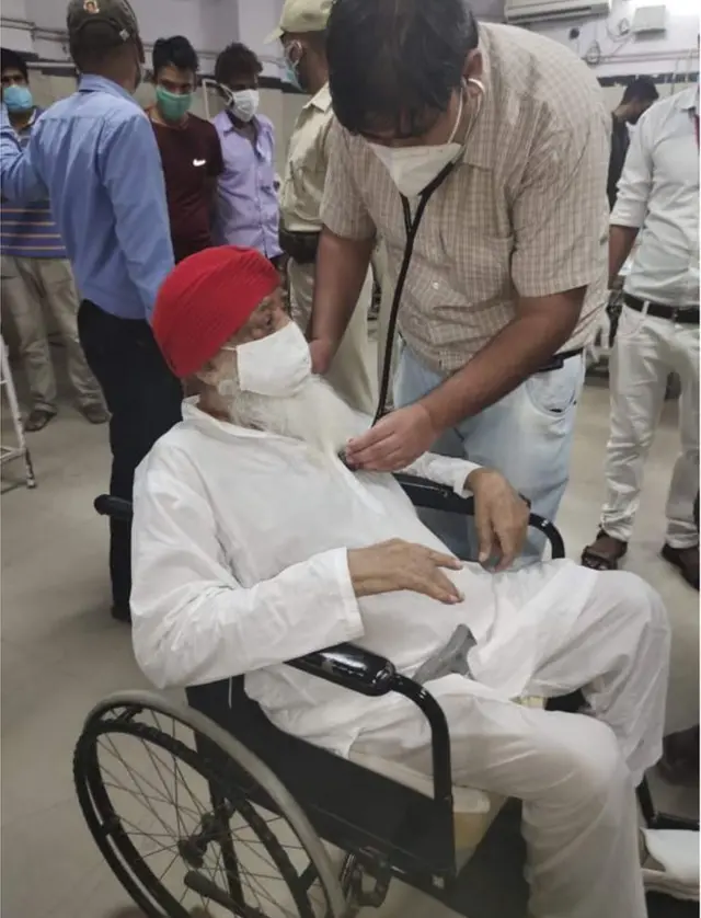 આસારામનું ચેકઅપ કરવામાં આવ્યું હતું, જેલરનું કહેવું છે કે આસારામ કોરોના સંક્રમિત છે.