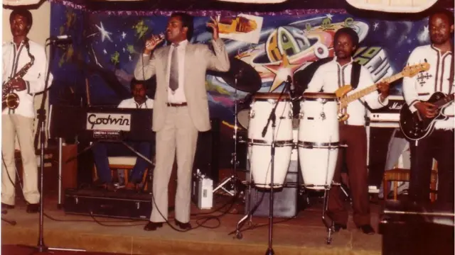 ድምጻዊ ጥላሁን ገሰሰ ከሮሃ ባንድ ጋር መድረክ ላይ ሲጫወት