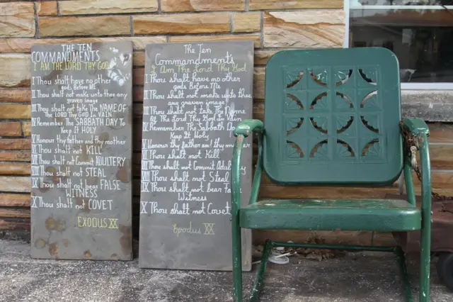 Каменные таблички с цитатами из Библии