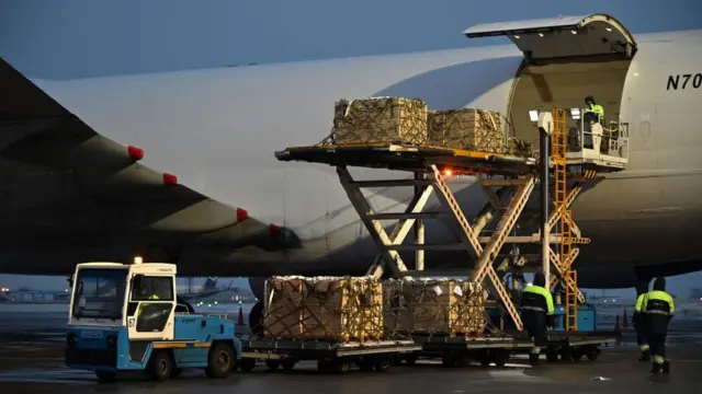 Cargamento de ayuda estadounidense para Ucrania ante la eventualidad de una guerra.