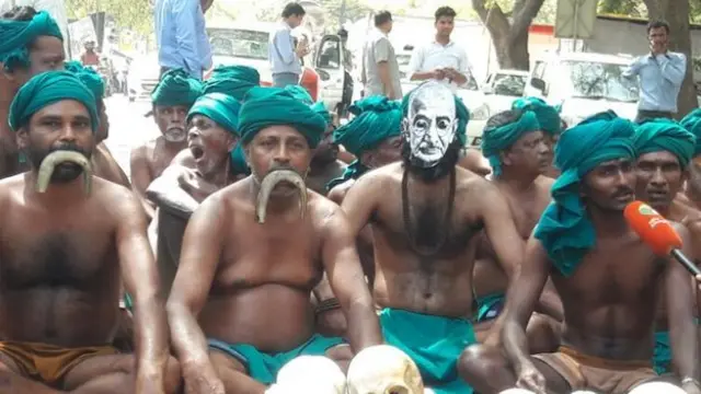 தமிழக விவசாயிகளின் நூதன போராட்ட வடிவங்கள்