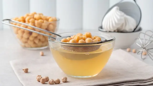 La aquafaba se forma cuando los componentes del garbanzo se disuelven en el agua.