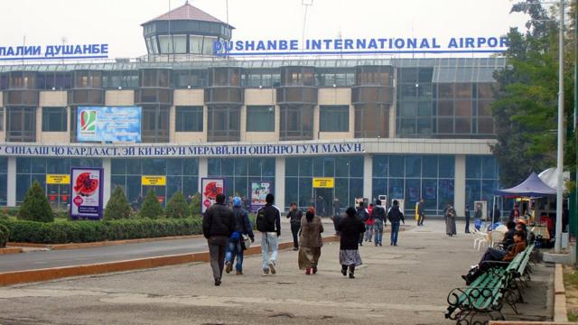 Аэропорт в Душанбе: люди идут с чемоданами