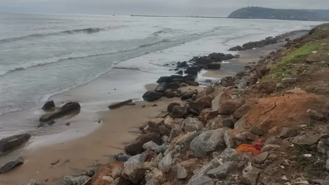 ఆర్కే బీచ్ వద్ద తీరం ఇలా