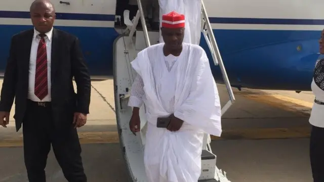 Sanata Rabi'u Musa Kwankwaso lokacin da ya sauka a filin jirgin birnin Yola domin halartar bikin nadin Wazirin Adamawa