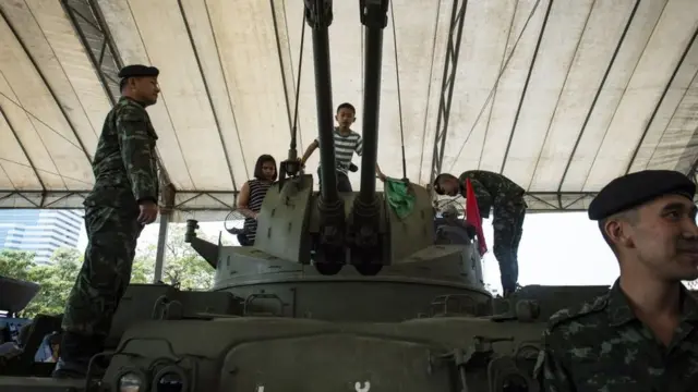 เด็กไทยปีนขึ้นบนรถถังในงานวันเด็กแห่งชาติปี 2561