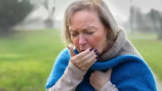 Mujer tosiendo