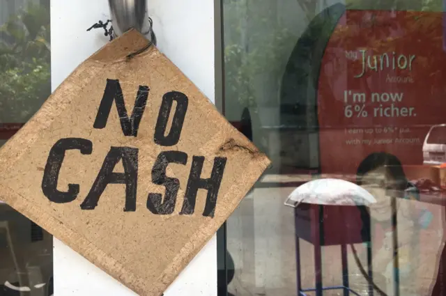 ఏటీఎంలో నో క్యాష్ బోర్డు