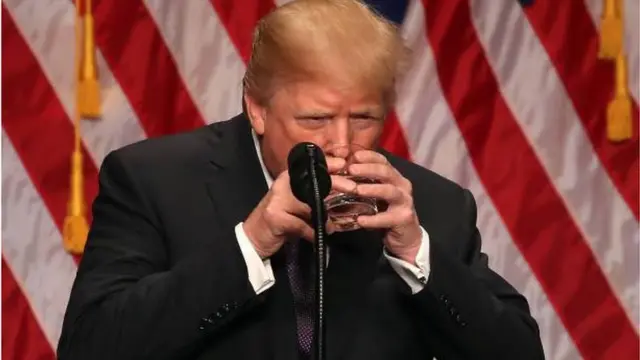 Трамп п'є воду