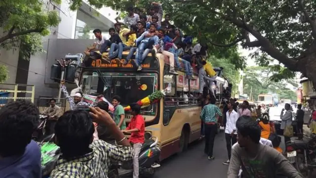 பேருந்தில் ஊர்வலம்