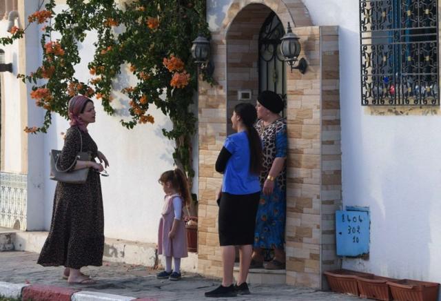 عائلة تونسية يهودية في الحارة الكبيرة مع انطلاق موسم الحج إلى كنيس الغريبة عام 2022