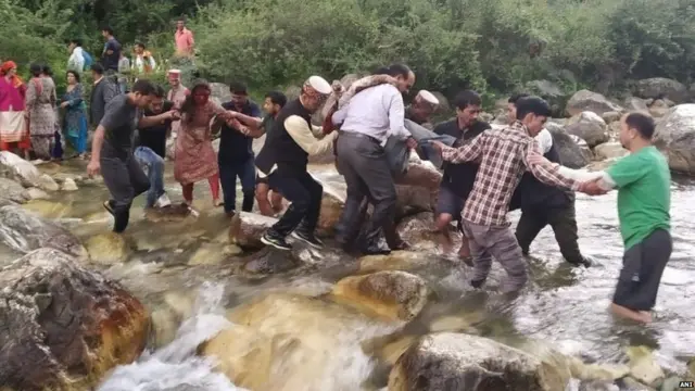 ਬੱਸ ਬੰਜਾਰ ਤੋਂ ਘਾਰਾ ਘੁਸ਼ਾਨੀ ਜਾ ਰਹੀ ਸੀ ਜਿਸ ਵਿੱਚ 50 ਲੋਕ ਸਫ਼ਰ ਕਰ ਰਹੇ ਸਨ