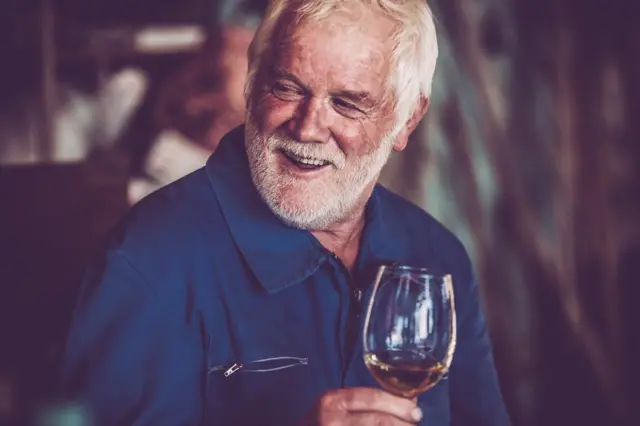 hombre con una copa de vino