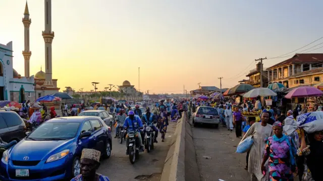 Aworan awọn araalu ladugbo Ọja Oba